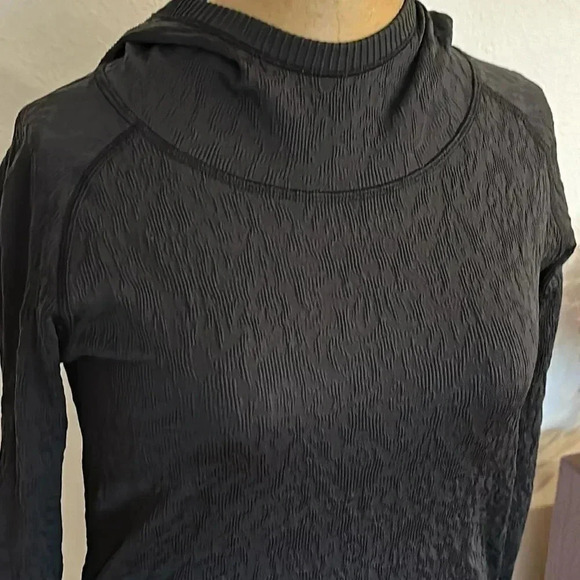 Lululemon sz 6 textured hooded long sleeve with thumb holes black excellent cond - Picture 1 of 8